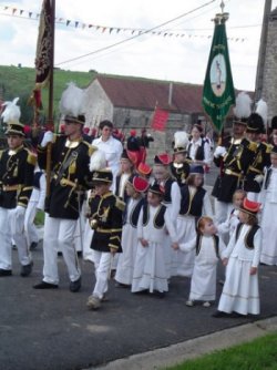 Escorte aux drapeaux